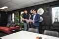 Overleggende collega's op kantoor