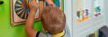 spelend kind bij Kinderopvang KiWi