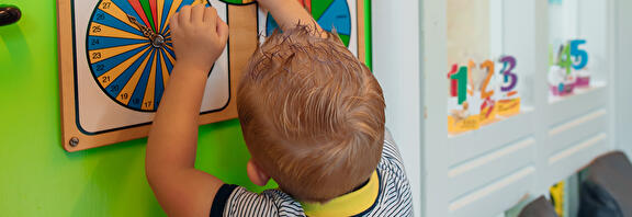 spelend kind bij Kinderopvang KiWi
